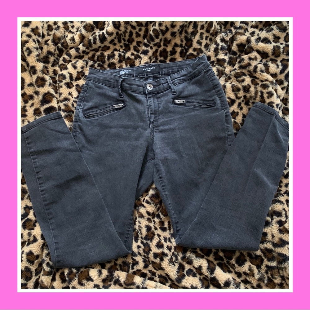 Grey jeans with zipper pockets